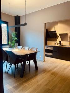 a kitchen and dining room with a table and chairs at Le Quatre F in La Roche-en-Ardenne