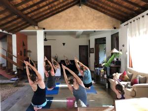 um grupo de mulheres fazendo yoga em uma sala de estar em Highbury Colombo em Colombo