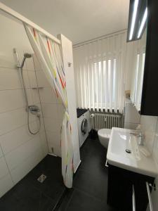 een badkamer met douche, wastafel en toilet bij Ferienwohnung KatzenTraum in Bad Harzburg +15 foto's