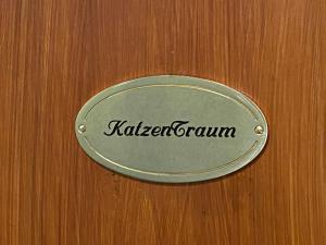 een metalen teken op een houten deur met het woord klear convenant bij Ferienwohnung KatzenTraum in Bad Harzburg