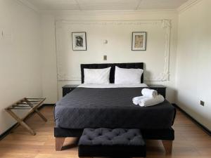 Un dormitorio con una cama con un osito de peluche. en Santiago Bellas Artes en Santiago
