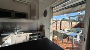 una cucina con vista su un patio con tavolo di Appartement Maenat a Borgo