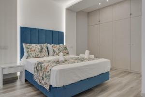カマラ・デ・ロボスにあるTorre Palace II by Atlantic Holidayのベッドルーム1室(大型ベッド1台、青いヘッドボード付)