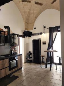 uma grande cozinha com um fogão e uma mesa em Loft Porta Sud em Brindisi