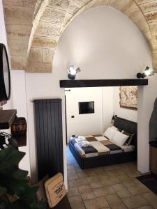 sypialnia z łóżkiem w pokoju w obiekcie Loft Porta Sud w mieście Brindisi