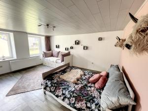 - une chambre avec un lit et un canapé dans l'établissement Le Doux Refuge de Bouillon, à Corbion