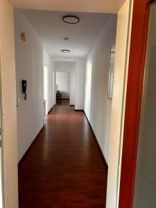 a hallway of an empty room with a wooden floor at Hotel Rennekamp in Oyten