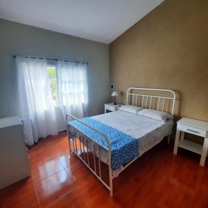 um quarto com uma cama branca num quarto em El sueño de papá em Santa María