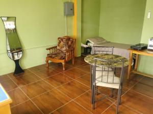 uma sala de estar com uma cadeira, uma mesa e um candeeiro em OverNite Comfort em Saint Augustine