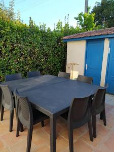 a blue table and chairs on a patio at Maison de vacances : Bord de mer in Saint-Pierre-dʼOléron