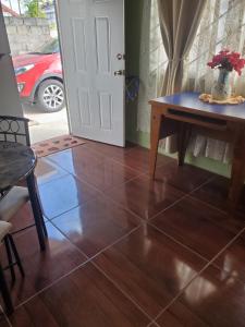 Saint AugustineにあるOverNite Comfortのテーブルとドア付きの部屋