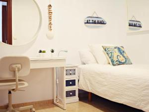 Schlafzimmer mit einem Bett, einem Schreibtisch und einem Waschbecken in der Unterkunft Luminoso apartamento de 3 dormitorios a pie de playa en Torremolinos in Torremolinos