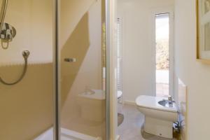 シッチェスにあるSitges Suites Bのシャワー、トイレ、洗面台を備えたバスルーム +28枚の写真