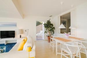 - un salon avec un canapé blanc et une table dans l'établissement Sitges Suites B, à Sitges