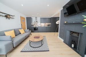 a living room with a couch and a fireplace at **Luxury one bedroom flat** in Oxford