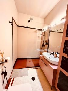 Koupelna v ubytování City Center Unirii Square Private rooms with City View - Shared Amenities