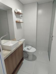 uma casa de banho com um WC, um lavatório e um chuveiro em Pousada Bombinhas House em Bombinhas