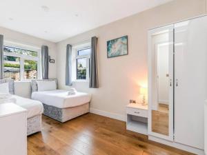a bedroom with two beds and a bathroom at Pass the Keys Ealing Queen of the Suburbs 2BD Apartment in London