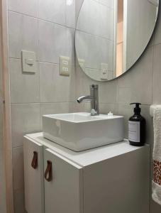 bagno con lavandino e specchio di Apartamento monoambiente en Pocitos a Montevideo