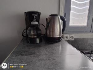塔那那利佛的住宿－Maison familiale，厨房柜台上的咖啡机和咖啡壶