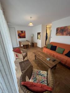 sala de estar con sofá y mesa en Atlante15, en Le Touquet-Paris-Plage