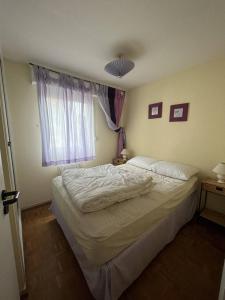sypialnia z łóżkiem i oknem w obiekcie Atlante15 w mieście Le Touquet-Paris-Plage