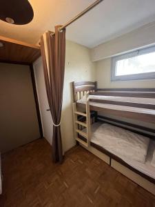 勒圖凱－巴黎普拉日的住宿－Atlante15，客房设有两张双层床和一扇窗户。