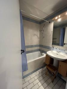 y baño con bañera, lavamanos y bañera. en Atlante15, en Le Touquet-Paris-Plage