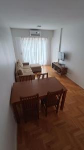 sala de estar con mesa, sillas y sofá en Apartment City Center Recoleta en Buenos Aires