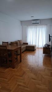 sala de estar con mesa y sofá en Apartment City Center Recoleta en Buenos Aires