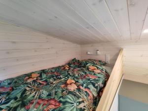 Giường trong phòng chung tại La mini maison du Lama