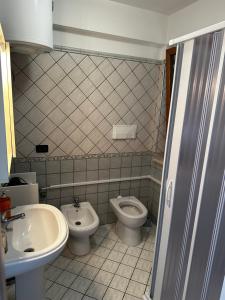 y baño con aseo, bidet y lavamanos. en Appartamenti Scilla Paese Albergo en Scilla