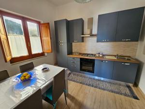 A kitchen or kitchenette at LAPALMAS Apartments - in centro a Malfa