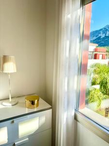 una camera con finestra e tavolo con lampada di Hoteltype Penthouse 2 Beds, Parking, WIFI & pool Stunning Views a Denia