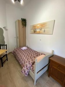 ein Schlafzimmer mit einem Bett und einem Bild an der Wand in der Unterkunft Azure Studio in Athen
