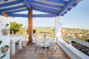 un patio con mesa y sillas. en Villa Carrasca l Sea View l Pool l BBQ l ChillOut by Turyhost, en Arenys de Munt