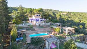 vista aerea di una casa con piscina di Villa Carrasca l Sea View l Pool l BBQ l ChillOut by Turyhost ad Arenys de Munt