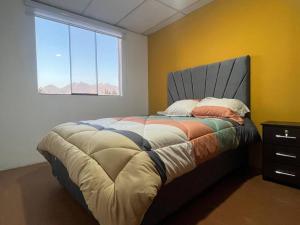Katil atau katil-katil dalam bilik di Cálido Dpto. en Bustamante