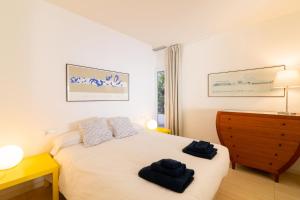 een slaapkamer met een bed met twee handdoeken erop bij Sitges Suites in Sitges