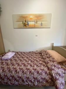 Bett in einem Schlafzimmer mit Wandgemälde in der Unterkunft Azure Studio in Athen