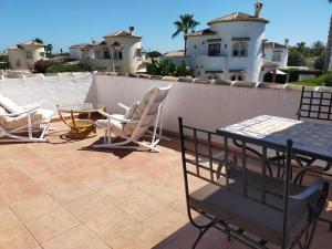 a patio with chairs and a table on a balcony at Coquet studio indépendant in Els Poblets