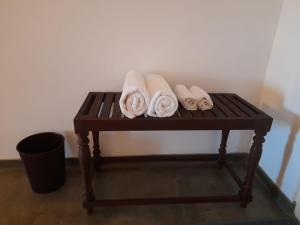 una pequeña mesa de madera con toallas enrolladas. en Villa one en Balapitiya