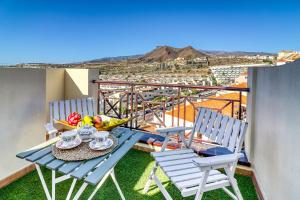 Una mesa y sillas en un balcón con vista. en Two-Floor Penthouse w/ Spa Tub & Outdoor Terrace, en Arona