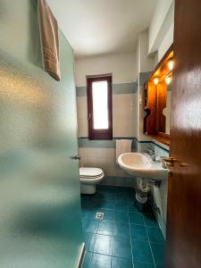 ein Bad mit einem WC und einem Waschbecken in der Unterkunft Hotel Togo Monte Terminillo in Monte Terminillo