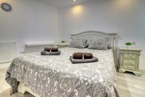 Ένα ή περισσότερα κρεβάτια σε δωμάτιο στο Central Modern Apartment with Private parking & Ocean view & Coffee corner