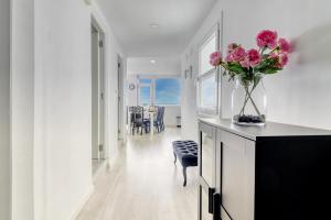 Μια τηλεόραση ή/και κέντρο ψυχαγωγίας στο Central Modern Apartment with Private parking & Ocean view & Coffee corner
