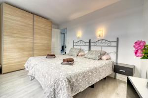 Ένα ή περισσότερα κρεβάτια σε δωμάτιο στο Central Modern Apartment with Private parking & Ocean view & Coffee corner +11 φωτογραφίες