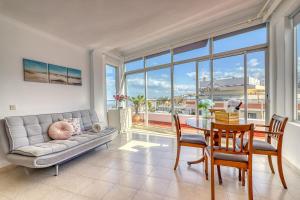 Un lugar para sentarse en Spacious Penthouse with King-size bed, Huge terrace, Ocean & Teide view 13 fotos más
