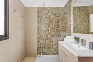 Koupelna v ubytování Central Penthouse, close to the Natural pools with Big terrace, ocean & city view + 15 fotografií