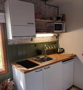 Romantic Old Country Cottage with sauna for Couples tesisinde mutfak veya mini mutfak
